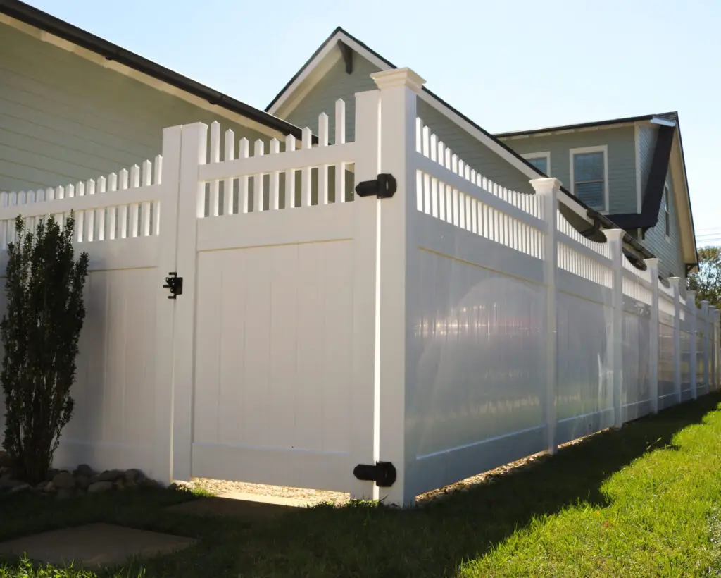 Spokane Side Yard w/Scalloped Top Decorative Accent