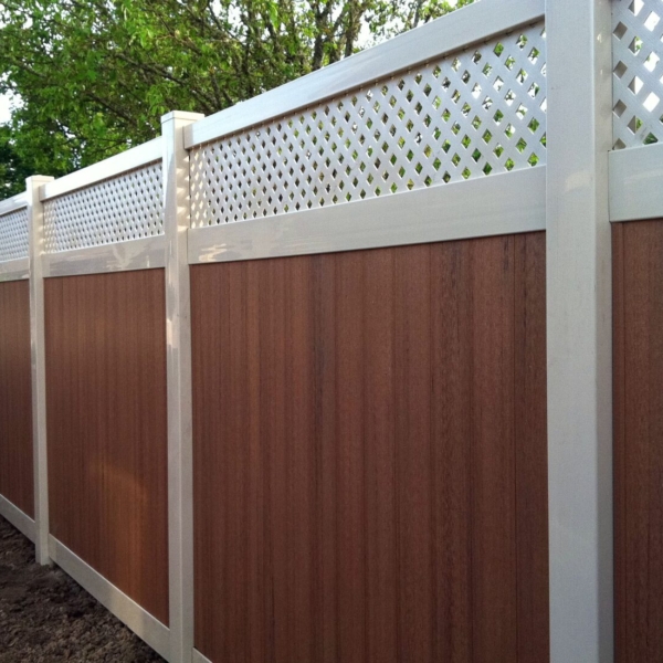 Spokane Yard With Decorative Lattice Top and Wood Grain Vinyl Boards