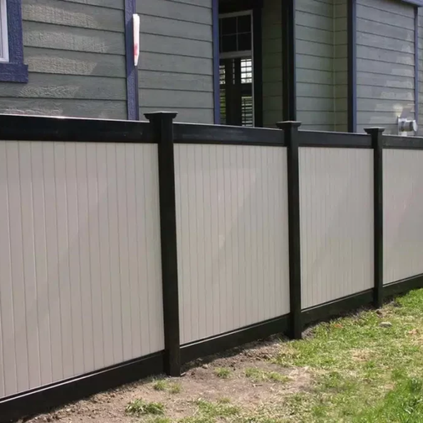Spokane Vinyl Privacy Fence w/Black Posts and Rails