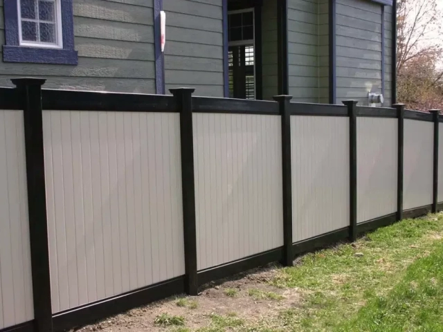 Spokane Vinyl Privacy Fence w/Black Posts and Rails