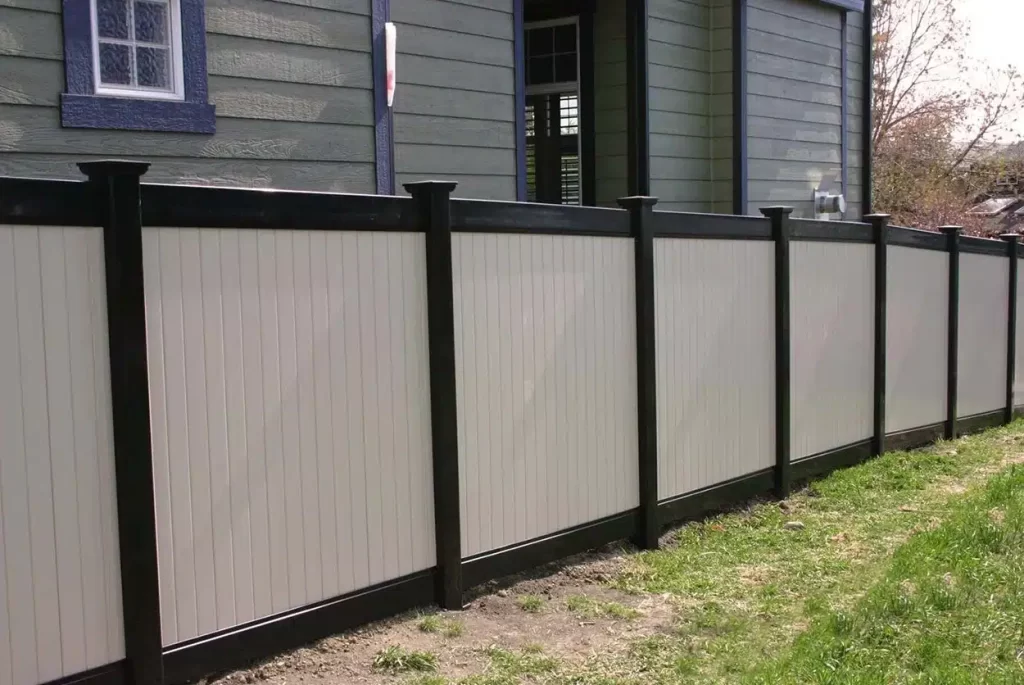 Spokane Vinyl Privacy Fence w/Black Posts and Rails